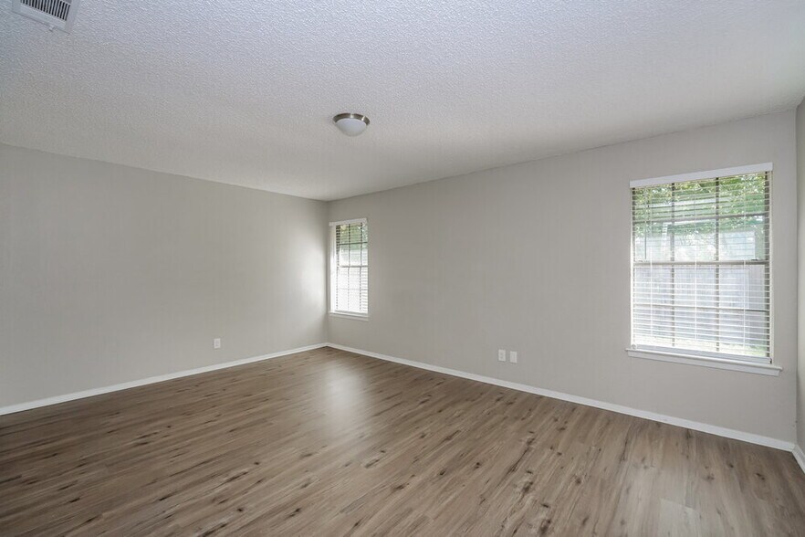 Building Photo - 5732 Bermuda Dr