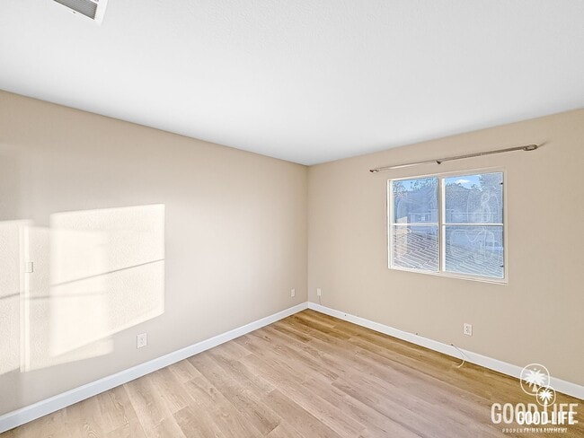 Building Photo - Great 4B/3BA House in Oceanside w/ a Large Loft!