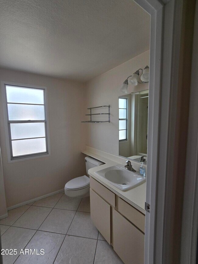 Building Photo - 9714 W Mockingbird Dr