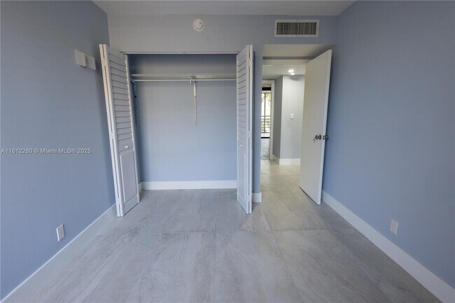 Building Photo - 20350 W Country Club Dr