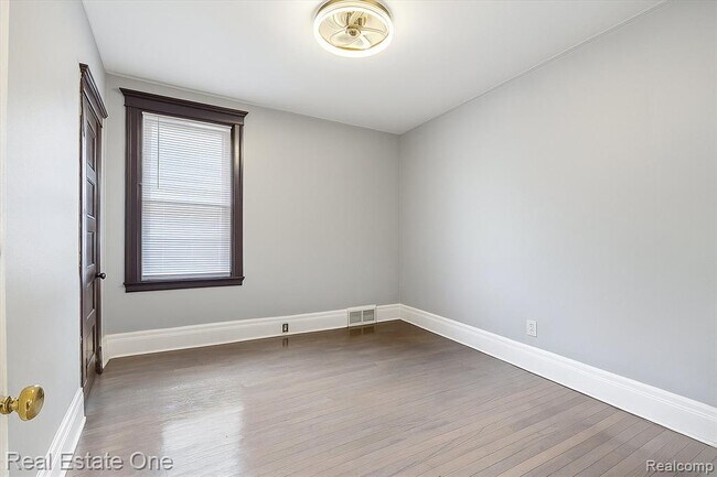 Building Photo - 304 Hendrie St