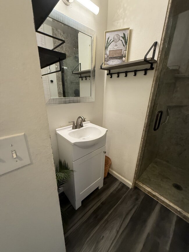 Building Photo - Solar savings on energy. 3rd bonus room.   2 Car Garage, Private Yard, Spacious upgraded interior...