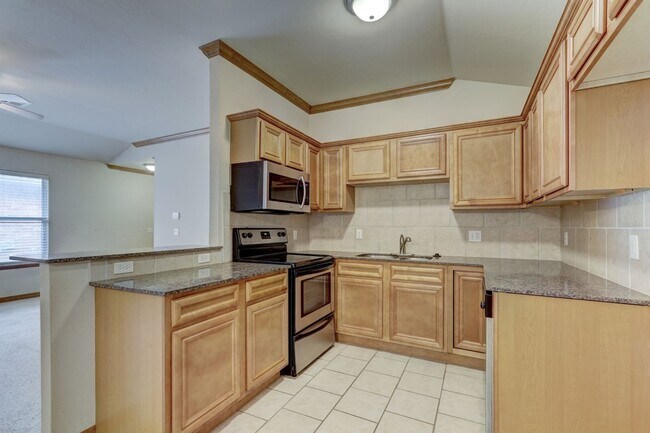Building Photo - $500 Off First Month's Rent Move In Special!! Duplex in Yukon, Available Now!