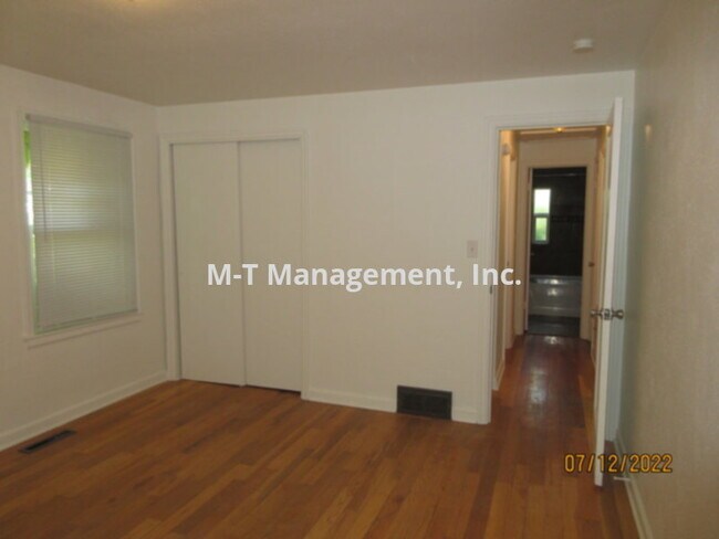 Building Photo - 3 br/1 bath north side house + 2 car garage