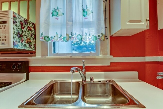 Building Photo - Beautiful Single Family house near downtow...