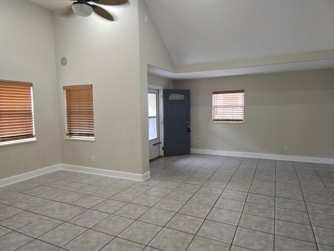 Building Photo - Charming 2-bedroom, 2-bathroom home