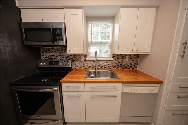 Building Photo - 1880 White Oak Dr