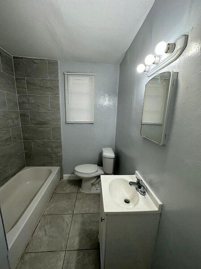 Building Photo - 1923-1925 Ella St