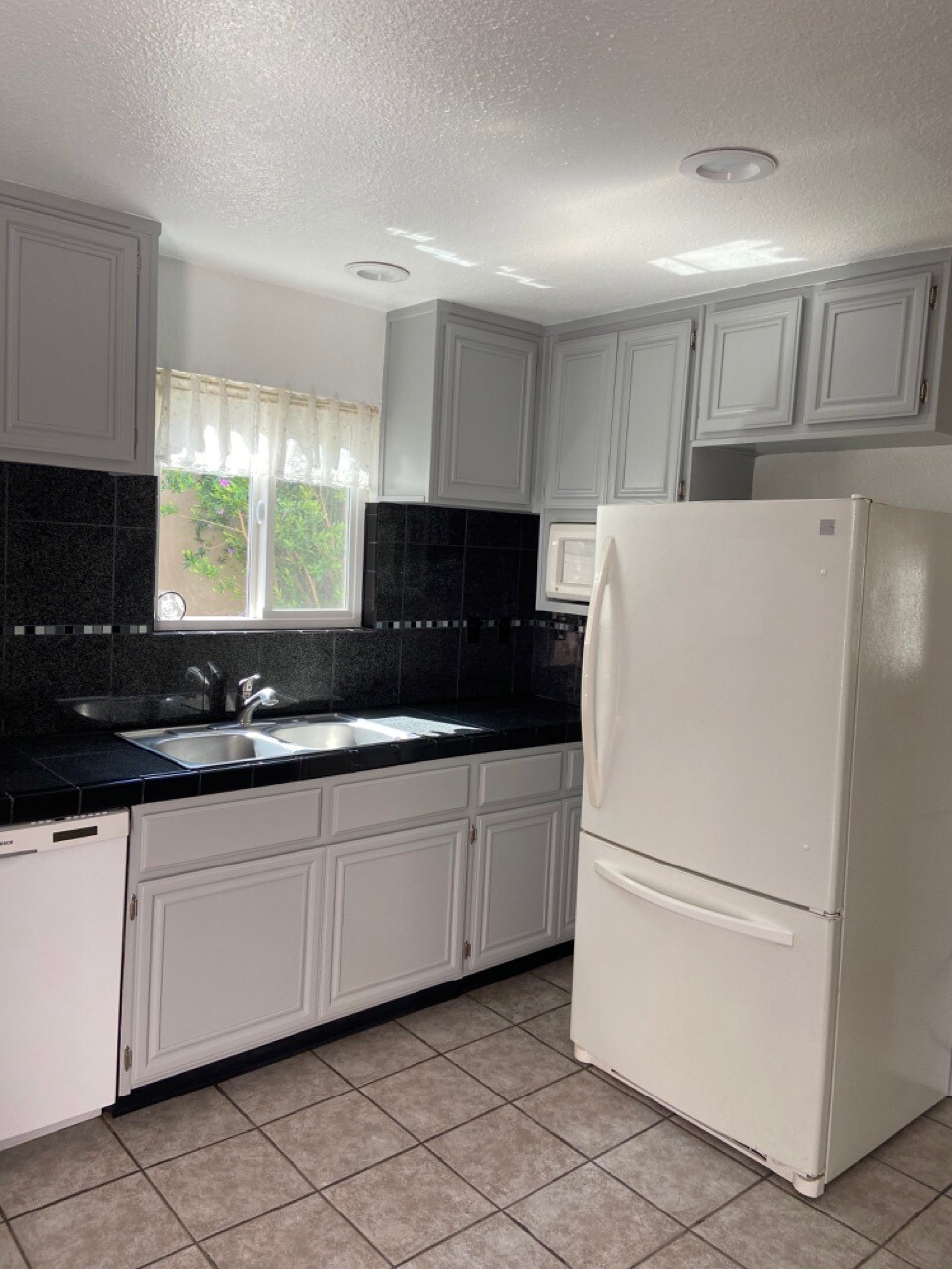 Building Photo - 404 S Juanita Ave