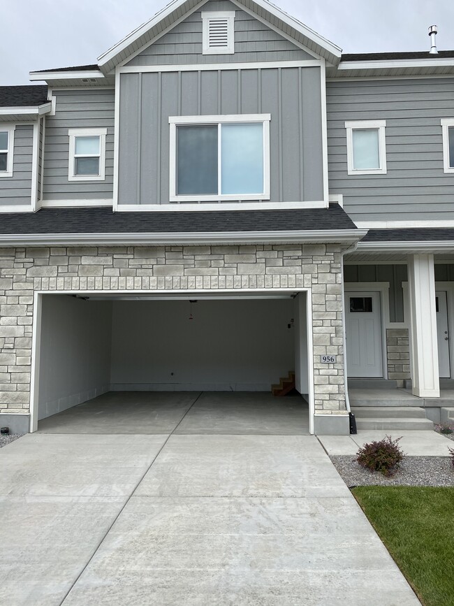 Front of Townhome - 956 W Vista Ridge Dr