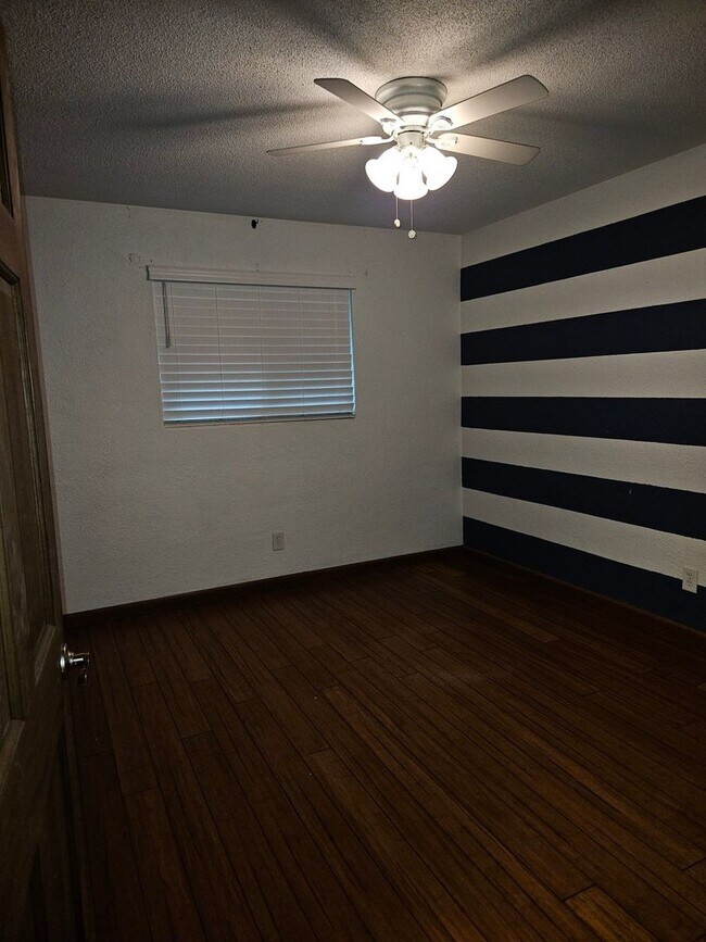 Building Photo - BEAUTIFUL 4 BEDROOM 2 BATH HOME IN THE BEA...