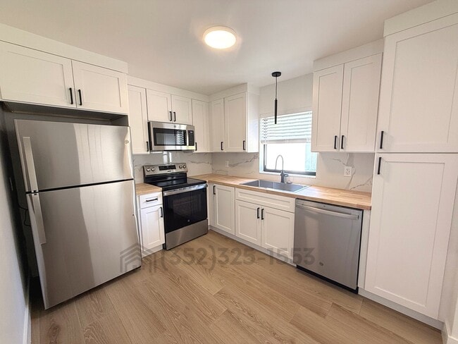 Building Photo - 3276 E Crown Dr
