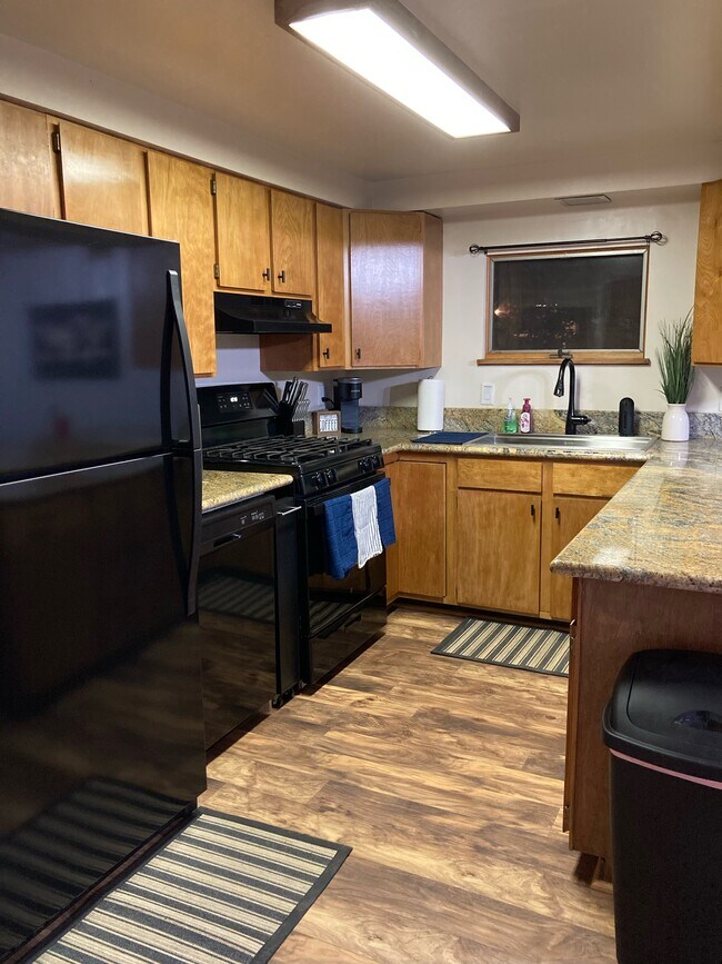Kitchen - 1097 Club View Dr