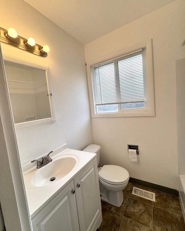 Building Photo - Large 2 Bed, 1 Bath Duplex Apartment with Parking