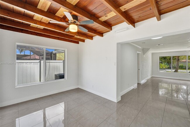 Building Photo - 924 N 30th Rd
