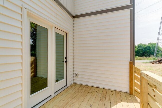 Building Photo - Beautiful Newer Build in Madison!