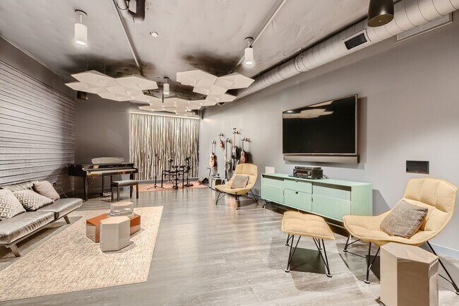 Building Photo - 211 N Harbor Dr