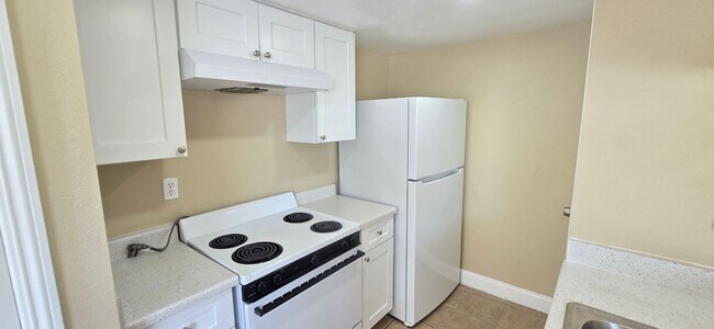 Building Photo - Stunning 2 Bed Condo in Highland | 1 Bath ...