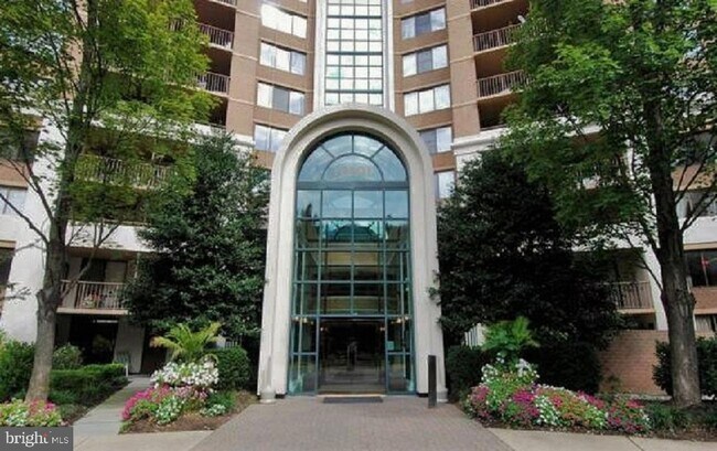 Building Photo - 10101 Grosvenor Pl