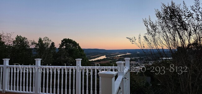 Building Photo - Cozy home with a stunning view!