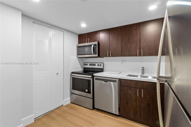 Building Photo - 7900 S Colony Cir