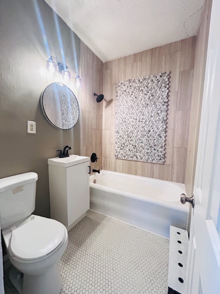 Building Photo - 1917 N Newton Ave