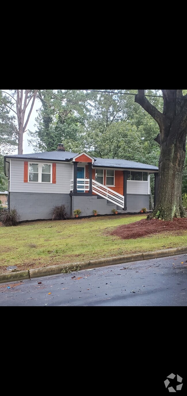 Spacious Atlanta Renovated Home - 818 Lee Andrews Ave SE