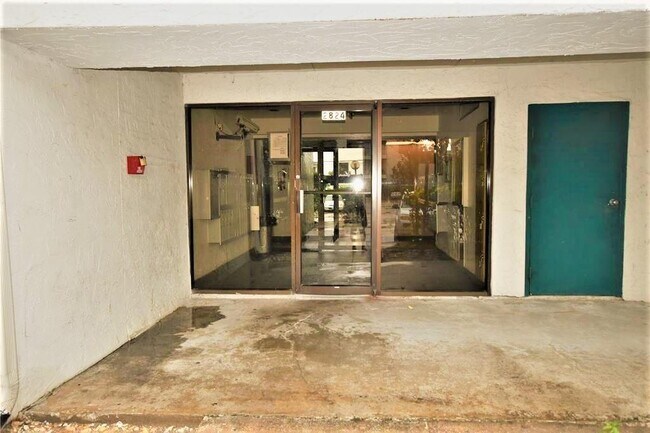 Building Photo - 2824 S Bartell Dr