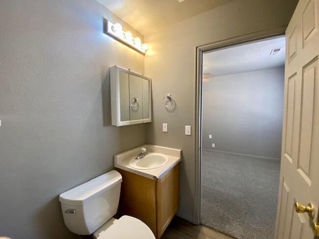 Building Photo - DARLING PROPERTY FOR RENT IN LAVERKIN!