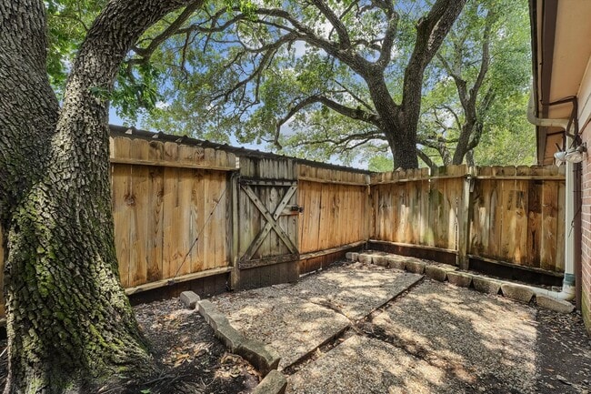 Building Photo - Updated 2-Bed, 2.5-Bath Condo in Sought-Af...