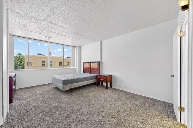 Building Photo - Art Deco Condo 1 Bedroom  1 Bath with cove...