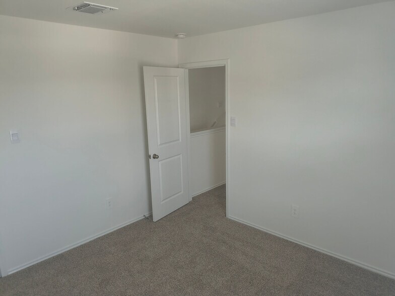 Building Photo - Room in House on Arnold Lp