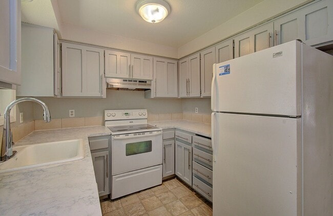 Building Photo - 2 BEDROOM, 1 BATH DUPLEX W/FENCED YARD!