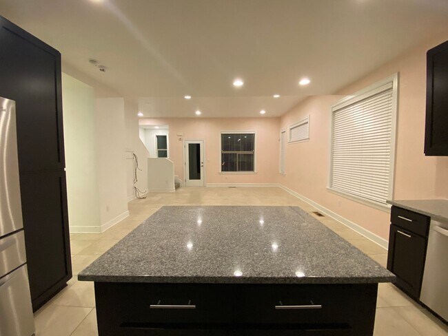 Building Photo - Luxury Townhome!