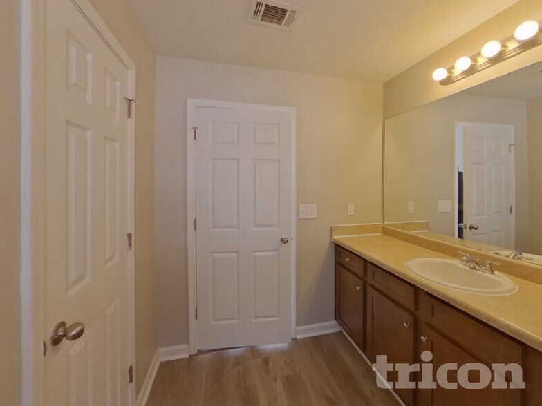 Building Photo - 528 Tulip Ln