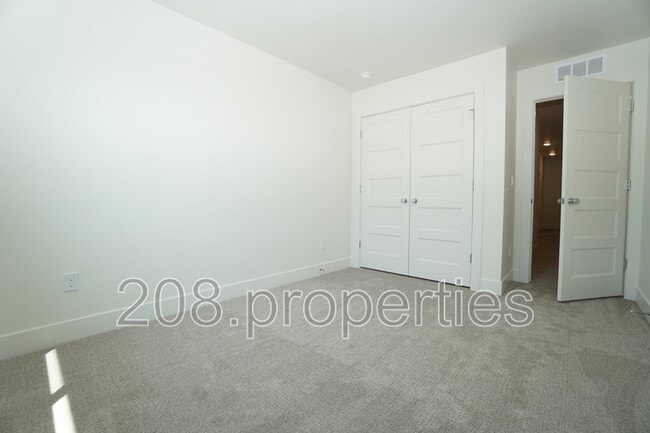 Building Photo - 1333 N Webb Wy