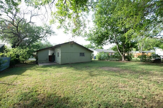 Building Photo - 5900 Glen Meadow Dr