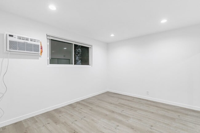 Building Photo - 1138 Cardiff Ave