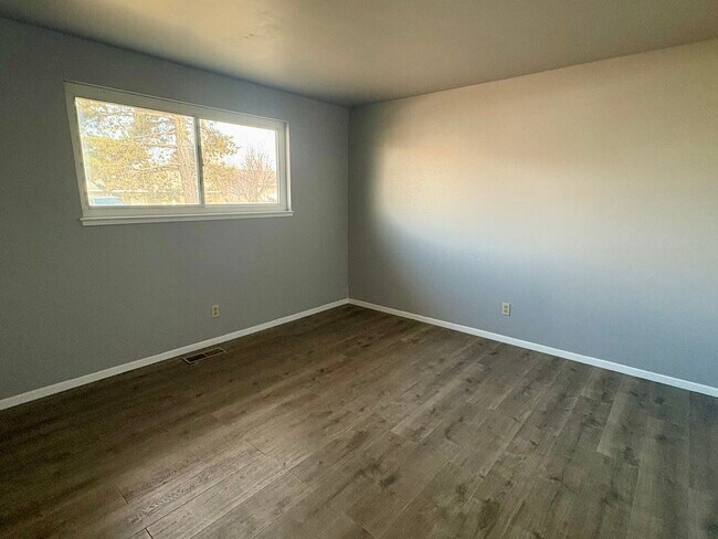 Building Photo - 240 Circle Dr