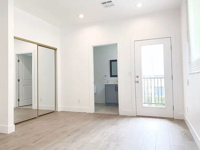 Building Photo - Soho Partners 1235