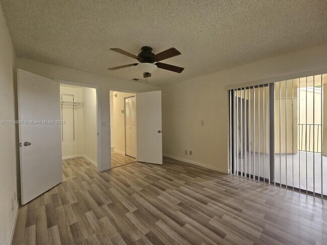 Building Photo - 9999 Summerbreeze Dr
