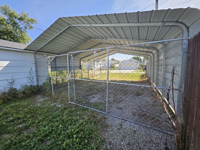 Building Photo - 1837 E Legrande Ave