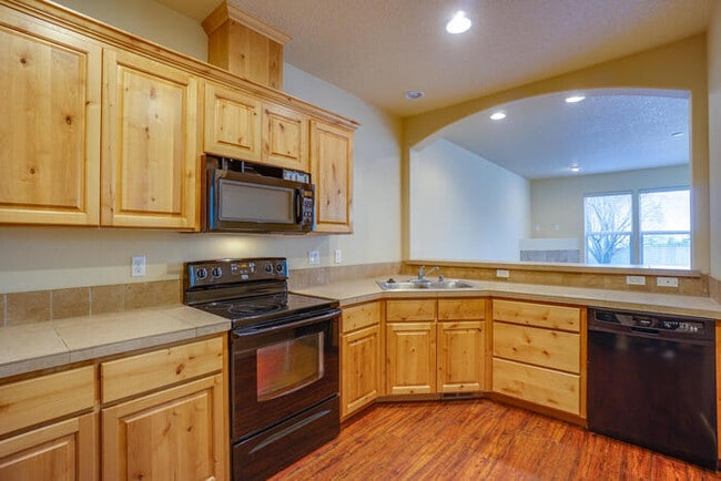 Building Photo - BEAUTIFUL THREE BEDROOM HOME IN FELIDA