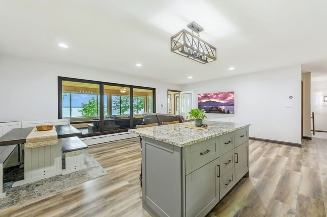 Building Photo - Rare green lake lake home for long term re...