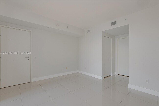 Building Photo - 1300 Brickell Bay Dr