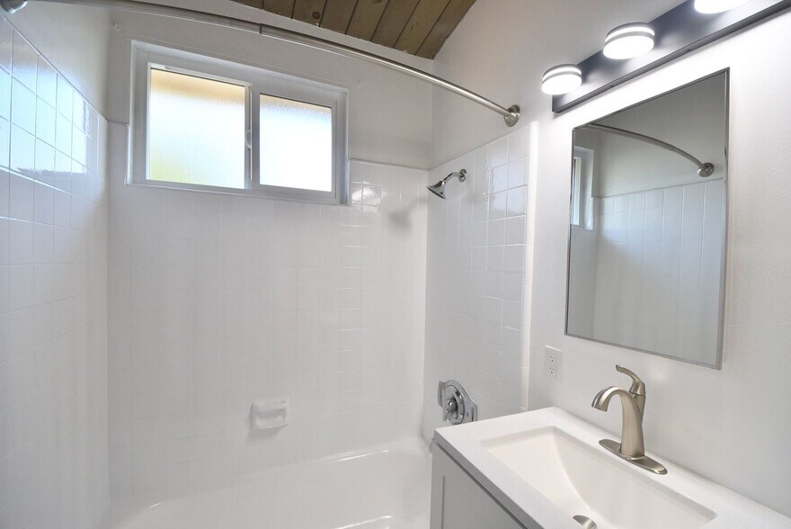 Building Photo - 121 W Arrellaga St