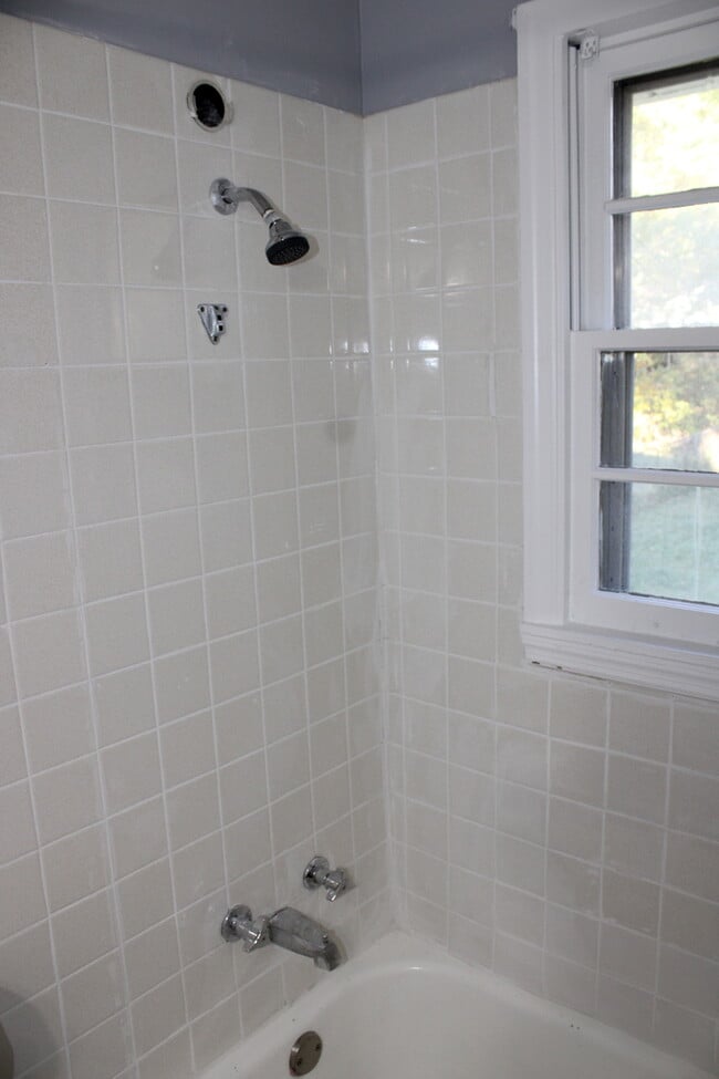 Building Photo - Spacious 3 bedrooms and 2 bath with vanity...