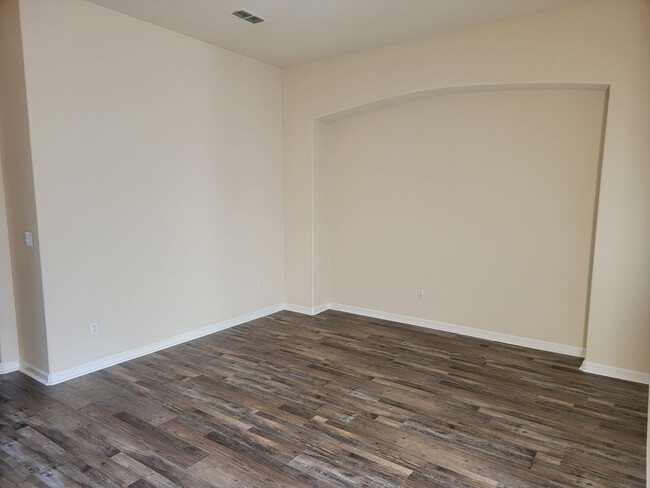 Building Photo - MAY MOVE IN SPECIAL - $500.00 off 2nd Month