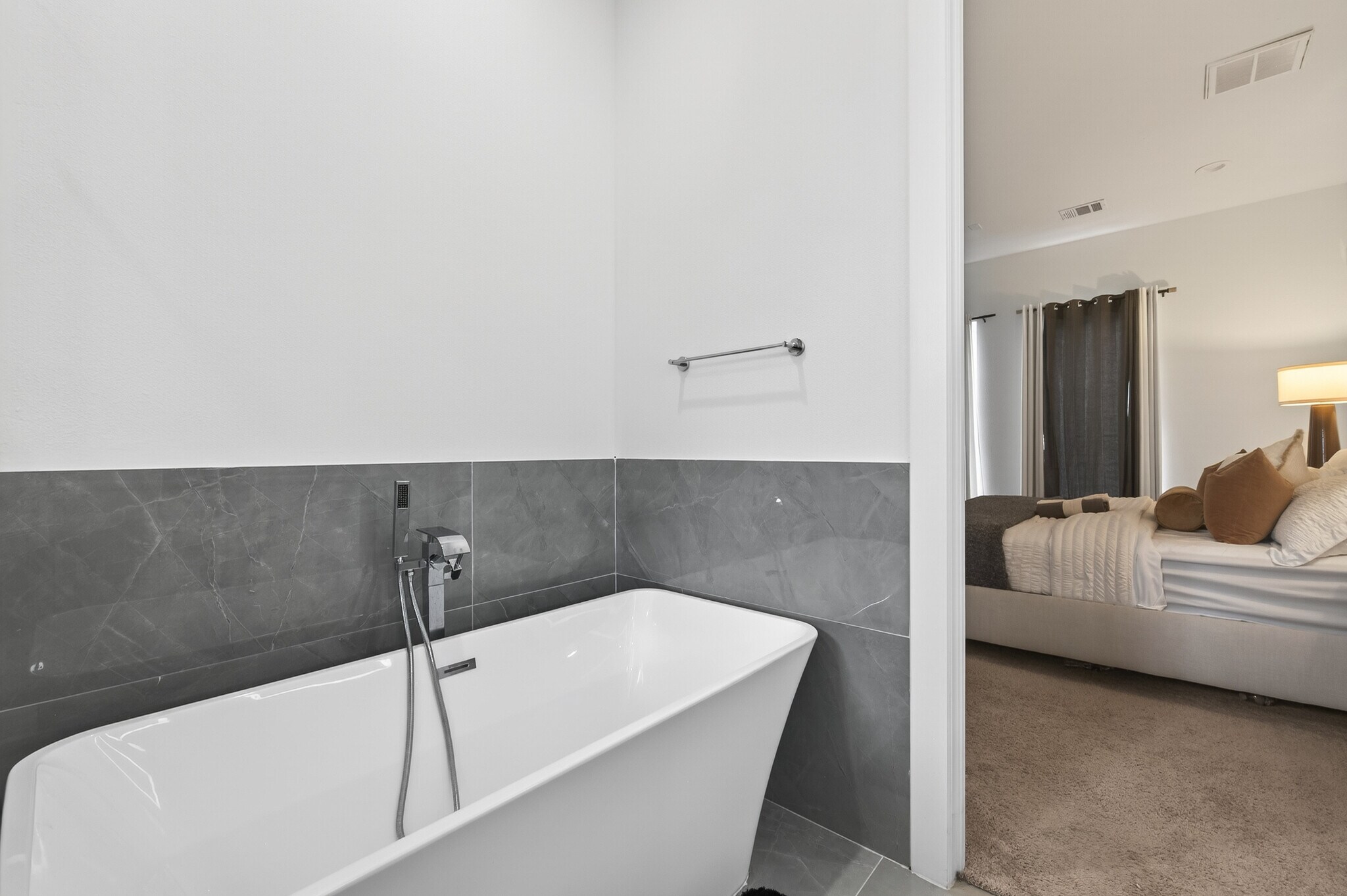 Bathroom3 - 523 Schweikhardt St