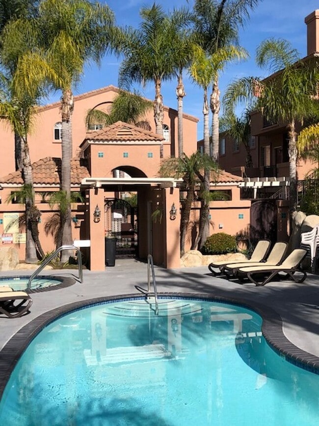 Building Photo - Beautiful 3 bedroom 2 bath Townhome across...